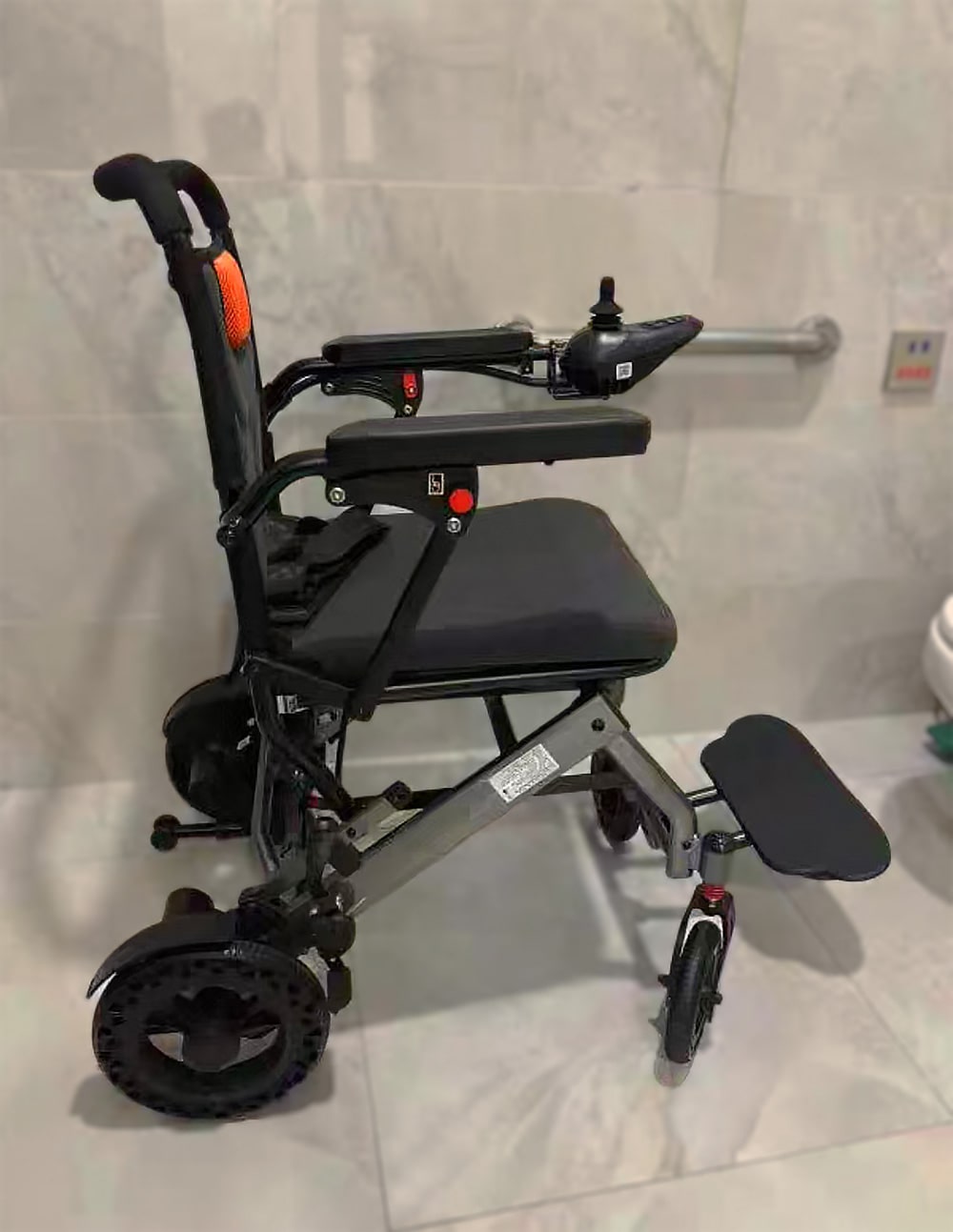BME1027 Transit elektrikli tekerlekli sandalye kapalı 02